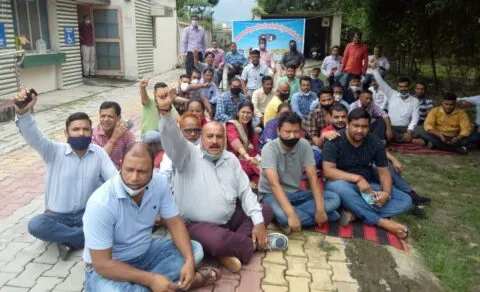 हल्द्वानी: बिजली कर्मचारियों का तीन दिवसीय प्रदर्शन शुरू