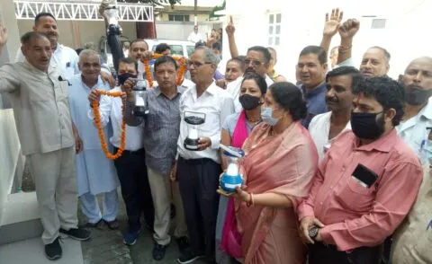 हल्द्वानी: लालटेन लेकर पहुंचे व्यापारी, नहीं मिला कोई ईमानदार अधिकारी