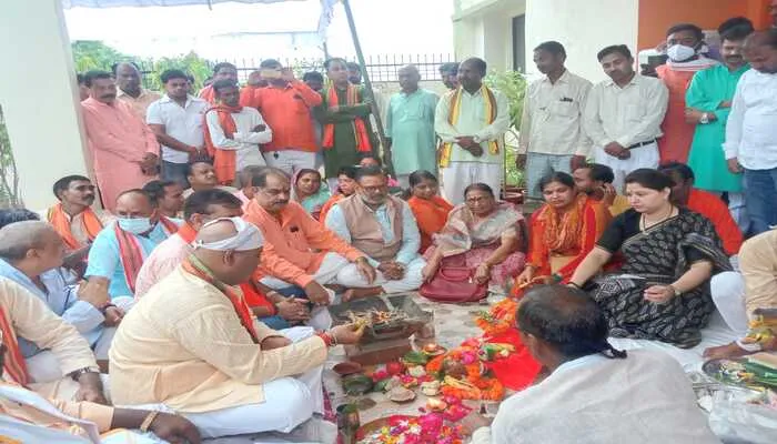 बाराबंकी: जिला भाजपा कार्यालय में शुभ मुहूर्त में पूजन कर शशांक कुसुमेश ने संभाला पदभार