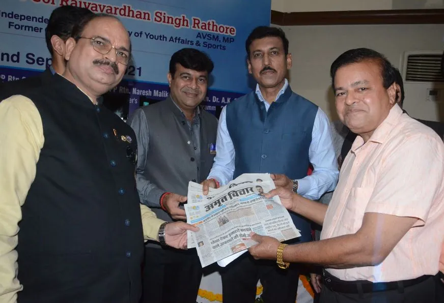 बरेली: डॉ. केशव अग्रवाल ने पूर्व केंद्रीय मंत्री राज्यवर्धन सिंह राठौर को अमृत विचार की प्रतियां भेंट कीं
