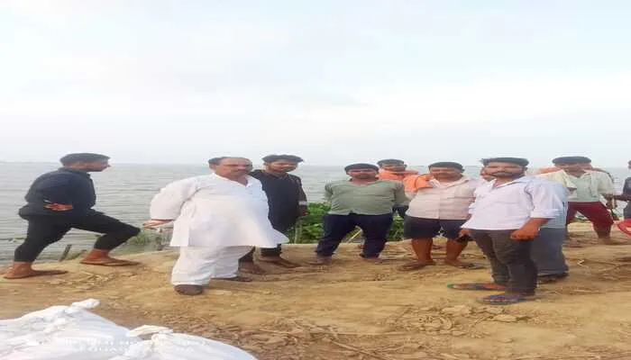 गोरखपुर: कांग्रेसी नेता ने किया बाढ़ग्रस्त क्षेत्र का दौरा, बाढ़ पीड़ितों से की मुलाकात