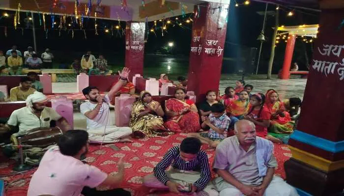 बाराबंकी: शक्तिपीठ महादेव तालाब मंदिर पर भजन संध्या कार्यक्रम का हुआ आयोजन