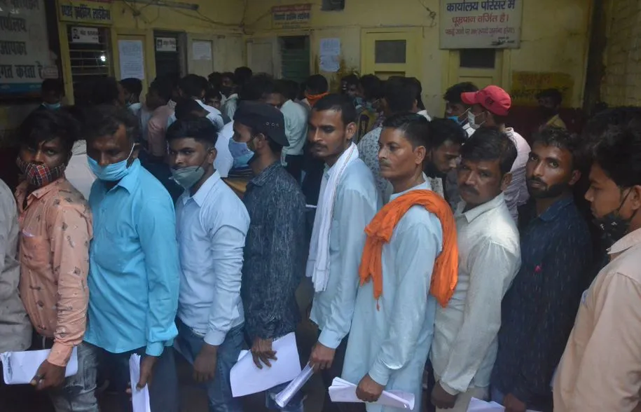 बरेली: आरटीओ में लाइसेंस बनवाने के लिए उमड़ रही भीड़