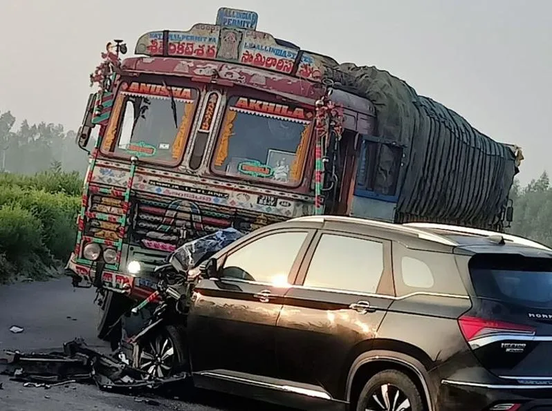 बरेली: ट्रक से टकराई कार, तमंचे व नकदी बरामद