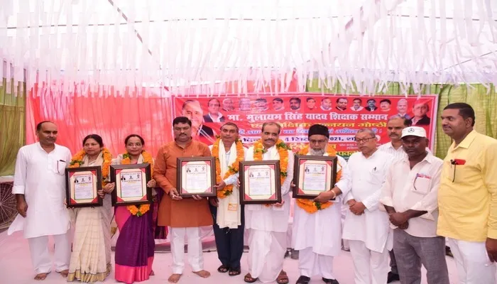 अयोध्या: मुलायम सिंह यादव शिक्षक सम्मान से नवाजे गए जिले के पांच शिक्षक
