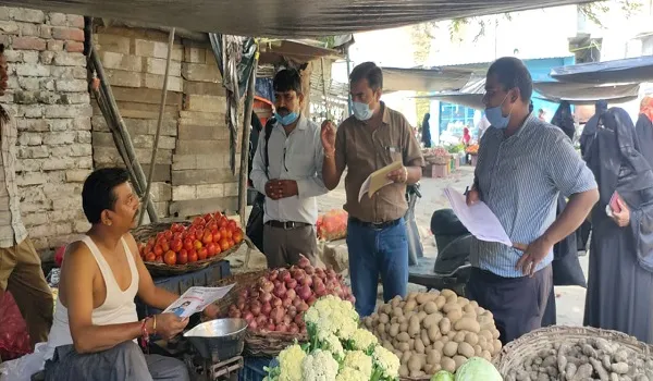 मुरादाबाद: सब्जी मंडी में दुकानदारों की टीम ने की टीबी स्क्रीनिंग
