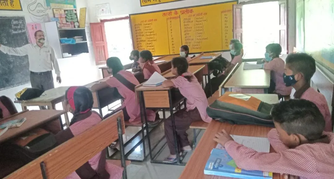 बरेली: कोरोना का डर कम, परिषदीय स्कूलों में छात्रों की बढ़ने लगी संख्या