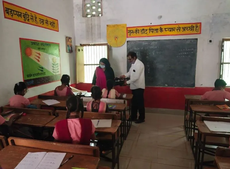 बरेली: मोहनपुर स्कूल में गंदगी मिलने पर लगाई फटकार
