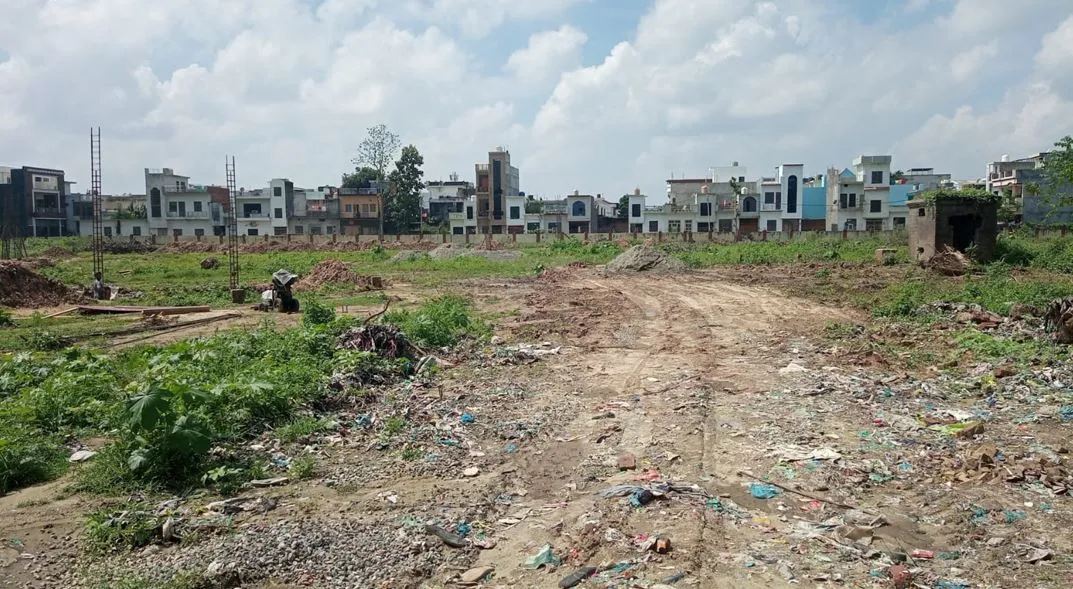 बरेली: हरे पेड़ों को काटने की जल्दबाजी बस अड्डे के निर्माण में नहीं दिखी