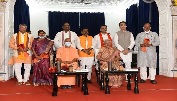योगी आदित्यनाथ की कैबिनेट में शामिल हुए 7 मंत्री, इन चेहरों ने ली शपथ