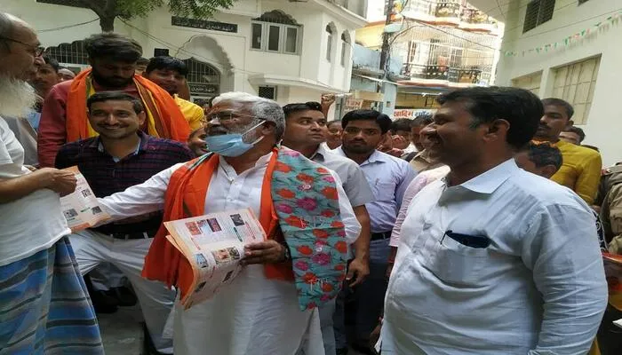 BJP प्रदेश अध्यक्ष स्वतंत्र देव सिंह ने घर-घर जाकर किया जनसंपर्क, गिनाई सरकार की उपलब्धियां