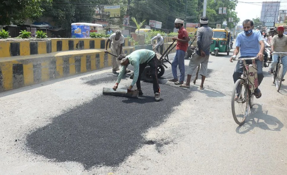 बरेली: मंत्री जी की गाड़ी न खाए झटका… इसलिए भरे जा रहे गड्ढे