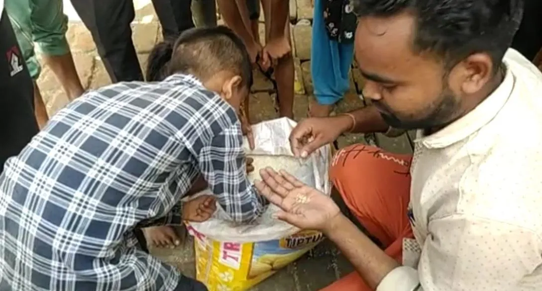 बरेली: सरकारी गल्ले में प्लास्टिक का चावल बांटने की सूचना पर हंगामा