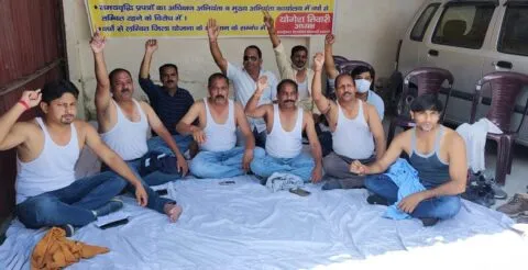हल्द्वानी: मांगें नहीं मानी तो भड़क गए ठेकेदार, अर्धनग्न होकर किया प्रदर्शन