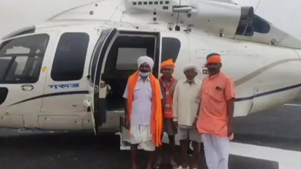 …जब मुख्यमंत्री के सरकारी हेलिकॉप्टर में चार आदिवासियों ने की सवारी