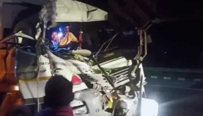 तेज रफ्तार का कहर: ट्रक ने दूसरे ट्रक को मारी टक्कर, ड्राइवर गंभीर रूप से घायल