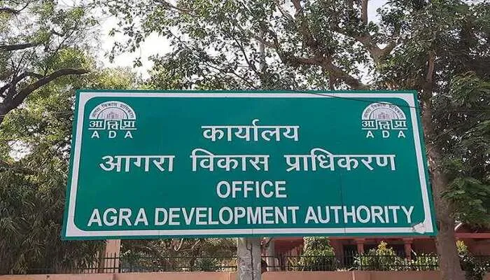 आगरा: एडीए के गेट पर लगी 9 दलालों के नाम की होर्डिंग