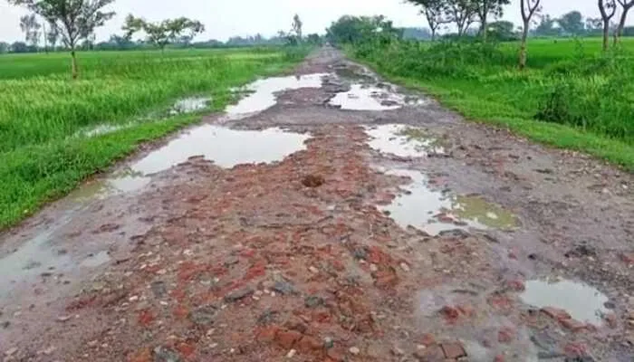 रायबरेली में सड़कों का बुरा हाल, लखनऊ-प्रयागराज हाईवे भी गड्ढों में तब्दील
