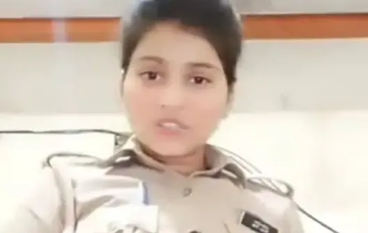 आगरा: सोशल मीडिया की सनसनी बनी महिला सिपाही ने दिया इस्तीफा, जानें क्यों?