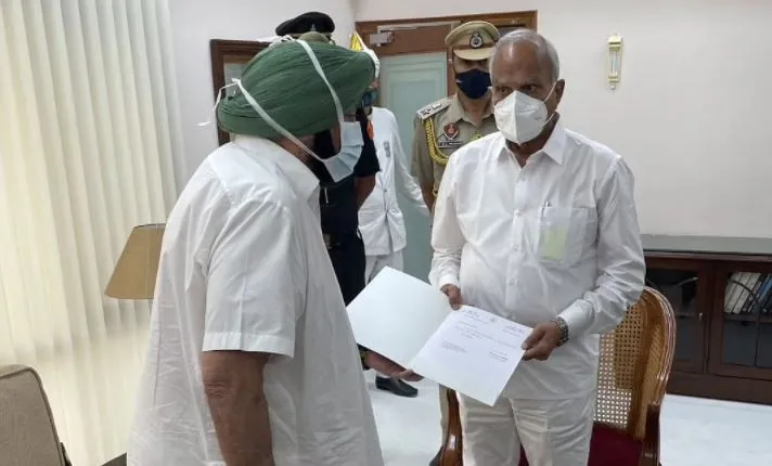 पंजाब के CM कैप्टन अमरिंदर सिंह ने राज्यपाल को सौंपा इस्तीफा