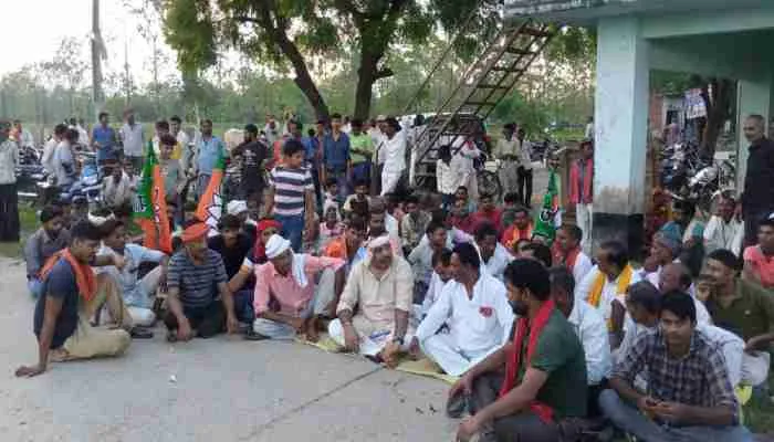 सीतापुर: थानाध्यक्ष के खिलाफ थाने के सामने धरने पर बैठे भाजपा नेता, जानें मामला