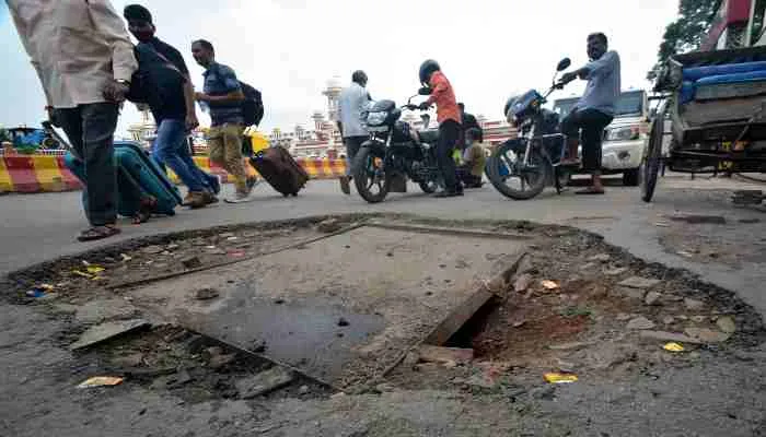 लखनऊ: चारबाग बस स्टेशन पर करीब 18 हजार यात्री गड्ढों से रोजाना गुजरने को मजबूर