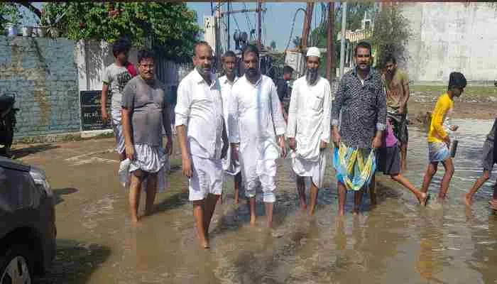 बाराबंकी: बिजली विभाग की लापरवाही का खामियाजा भुगत रहे हैं कस्बा वासी