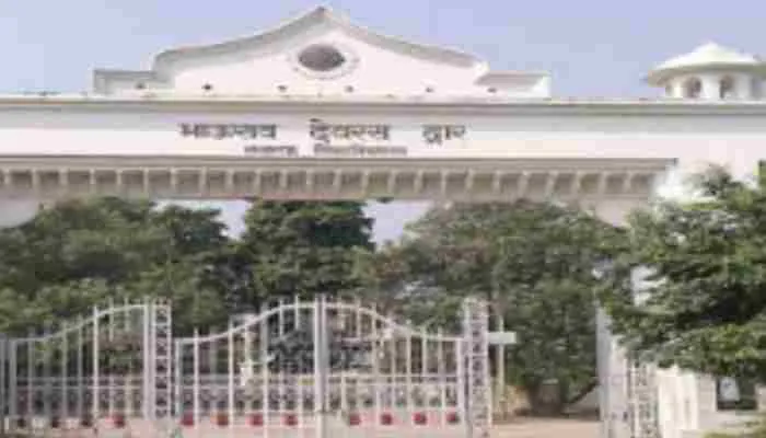 लखनऊ: लविवि में नाराज छात्रों ने घेरा प्रशासनिक भवन, लगाया यह बड़ा आरोप