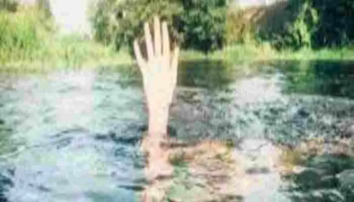 जालौन: गड्ढे में डूबने से युवक की मौत, एसडीएम ने किया मौके का मुआयना