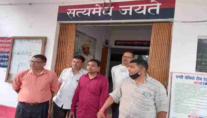 बाराबंकी: ग्राम पंचायत अधिकारी को विजिलेंस टीम ने रंगेहाथ रिश्‍वत लेते पकड़ा