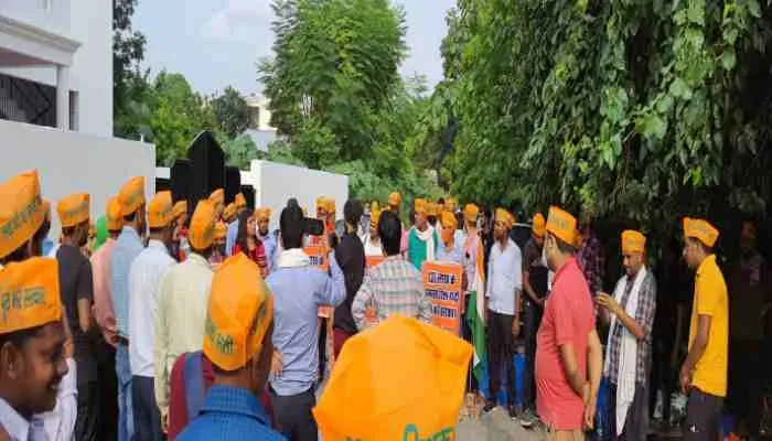 यूपी: आंदोलन पर बैठे ​अभ्यर्थियों में जगी आस, कहा- सीएम के फैसले का स्वागत है, लेकिन…