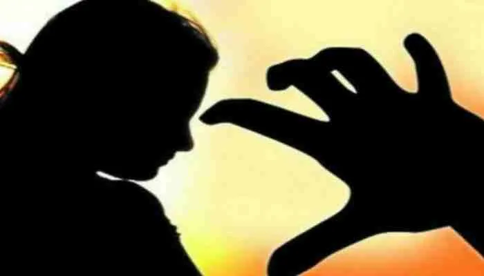 आजमगढ़: स्कूल में महिला शिक्षक के साथ अध्यापक ने की अभद्रता, जानें पूरा मामला