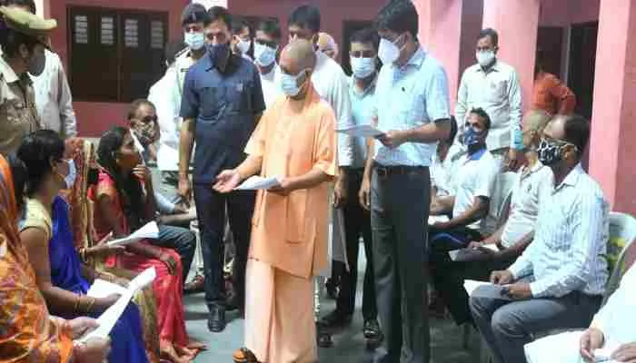 गोरखपुर: जनता दरबार में फरियादियों से मिले सीएम योगी, दिए तत्काल निस्तारण के निर्देश