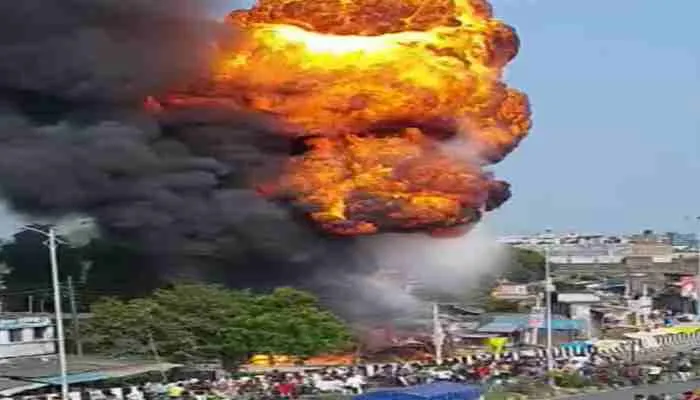 कुशीनगर: फाजिलनगर नगर में लगी भीषण आग, दर्जनों दुकानें जलकर हुईं खाक