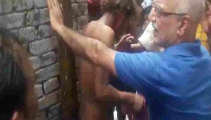 लखनऊ: ट्राली चोरी के आरोप में युवक को रस्सी से बांधकर पीटा