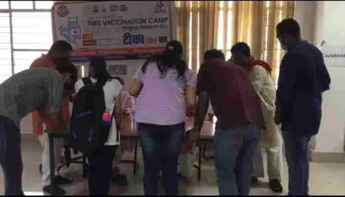 लखनऊ: लविवि के कैम्पस में 800 लोगों को लगा कोरोना वैक्सीन