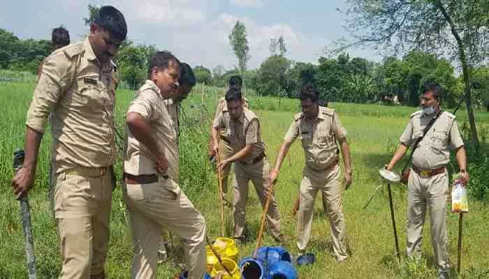 बाराबंकी: पुलिस व अबकारी विभाग की संयुक्त टीम ने पकड़ा अवैध शराब का जखीरा