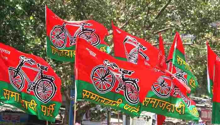झांसी: सपा कार्यकर्ताओं ने बैठक में नवनियुक्त पदाधिकारियों का किया सम्मान