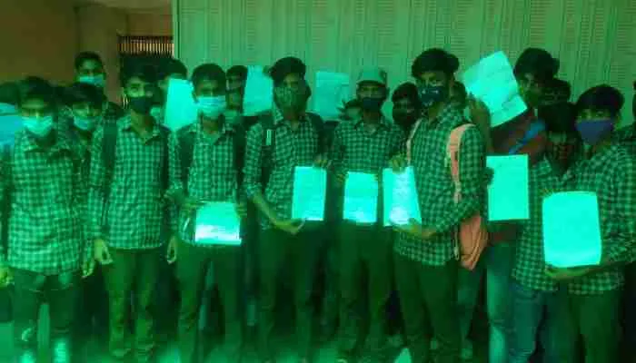 बाराबंकी: छात्रों ने नेशनल इंटर कॉलेज के प्रबंधक पर लगाया अवैध वसूली आरोप