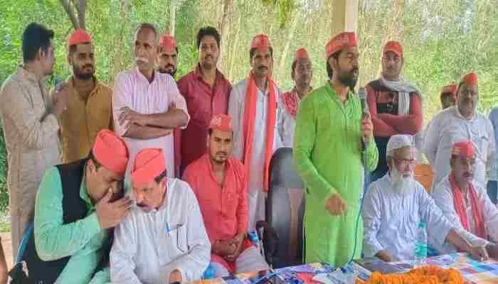 अमेठी: ”चलो बूथ के पास चौपाल करें” कार्यक्रम के तहत सपाई ने की बैठक