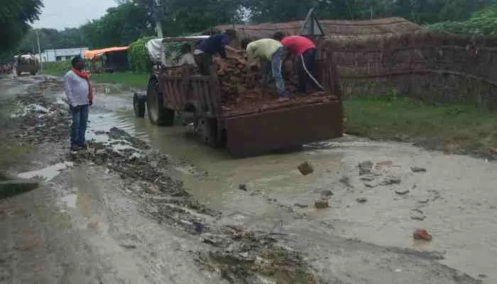 बाराबंकी: बड़े-बड़े गड्ढों में तब्दील हुआ गांव का मुख्य मार्ग, आवागमन बाधित