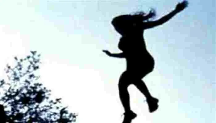 लखनऊ: विवाहिता ने घैला पुल से लगाई छलांग, जानें फिर क्या हुआ