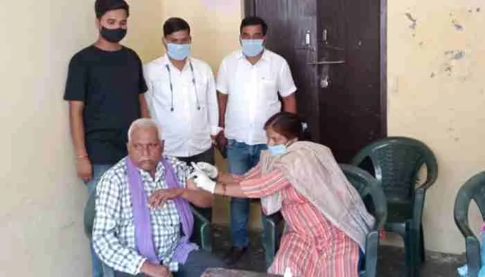 बाराबंकी: जैन धर्मशाला लगा वैक्सीनेशन शिविर, टारगेट से ज्यादा हुआ टीकाकरण