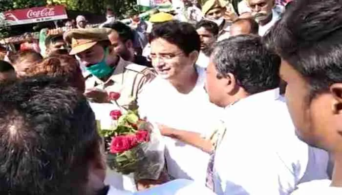 रायबरेली: प्रियंका के सामने ही भिड़ गए दो गुट, जमकर हुई नोकझोक, देखें वीडियो