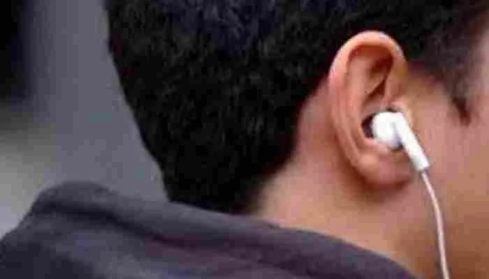 आजमगढ़: कान में ईयरफोन लगाकर वाहन चलाना अब पड़ेगा महंगा