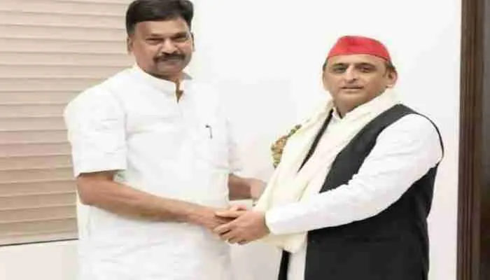 सीतापुर: अखिलेश के साथ भाजपा विधायक की तस्वीर हुई वायरल, मचा सियासी हड़कंप
