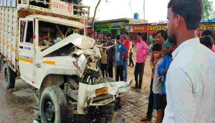 बाराबंकी: पिकअप ने सड़क किनारे खड़ी बस में मारी टक्कर, एक मौत