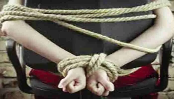 जालौन: फाइनेंस कंपनी के कर्मचारी को निवेशकों ने बंधक बनाकर काटा हंगामा