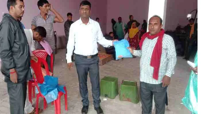 बाराबंकी: यूनिफॉर्म पाकर खिल उठे सफाईकर्मियों के चेहरे, कहा- अब और करेंगे मेहनत