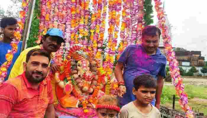 फतेहपुर: बरसात की रिमझिम बूंदों के बीच भक्तों ने किया श्री गणेश मूर्ति का विसर्जन